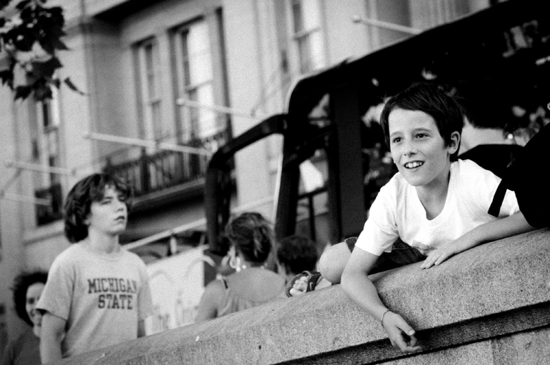 44.jpg - T�ll� pojalla oli hauskaa kun seurasi yrityst�ni ottaa akkukahvaisella j�rkk�rill� yhdell� k�dell� meist� kuvaa