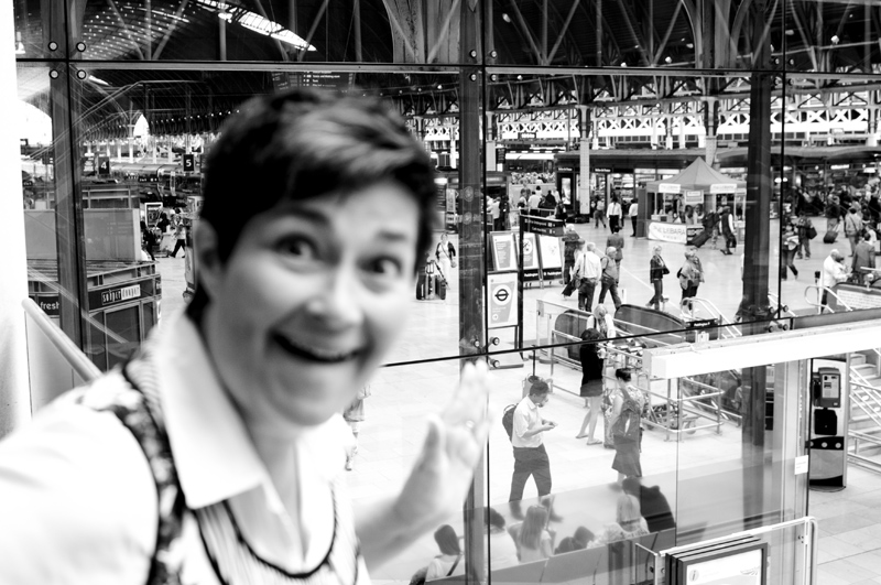 49.jpg - Paddingtonin asema ja kuvaan rynn�nnyt itse paddington vai kenties lepragon