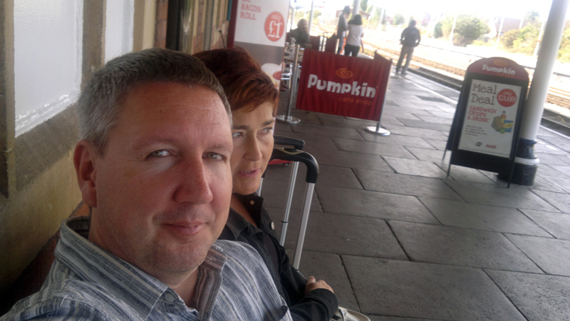 69.jpg - Nokialaisella otettu kuva Herefordin asemalaiturilla odottamassa Lontoon junaa