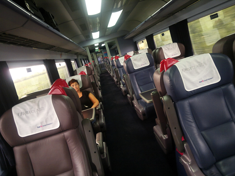 70.jpg - ja Lontooseen. Ykk�sluokassa oli mukavampi matkustaa kuin "karjaluokassa". Otimme opiksemme menomatkalta ja varsinkin kun lis�hinta ei ollut konkurssiin viev�.