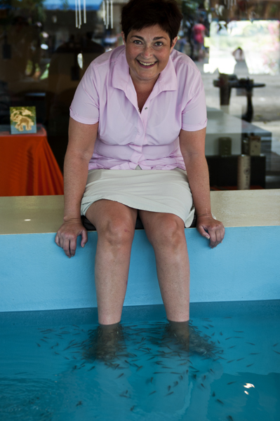 Fishtreatment2_600px.jpg - Jalkahoito. Footcare done by fishes.