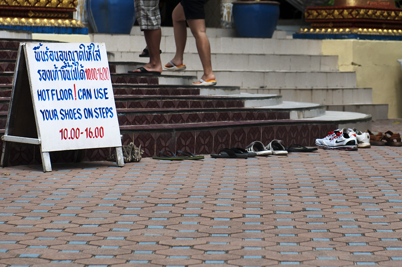 LeaveShoes_800px.jpg - Jätä kengät tai et. Leave your shoes or not.