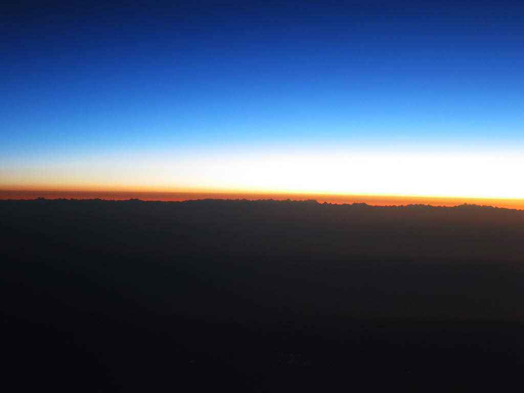 4.jpg - Himalajan vuoristo aamuy�st� silhuettina